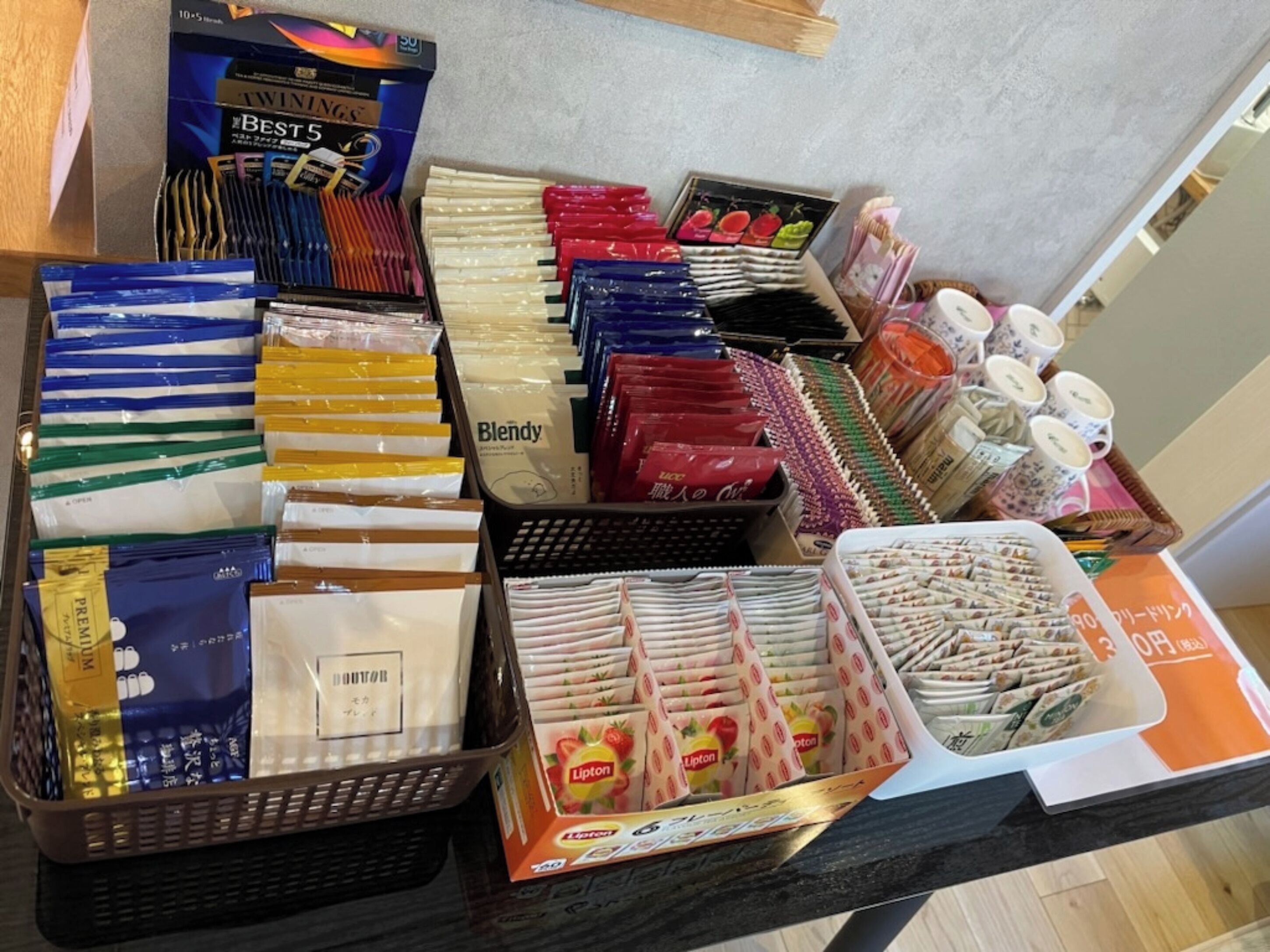 Una variedad de productos envasados, como aperitivos y bebidas, dispuestas sobre una mesa.