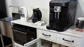 House, 1 Bedroom, Non Smoking, Kitchen | Private kitchen | Full-size fridge, microwave, stovetop, dishwasher