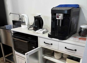 Refrigerador con freezer, microondas, placa de cocina, lavavajillas