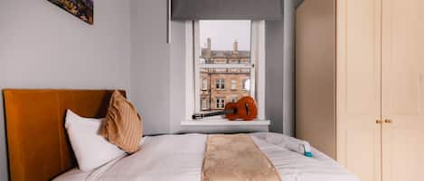 2 habitaciones, acceso a internet y ropa de cama