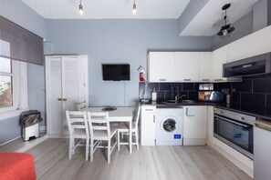 Private kitchen - Central Edinburgh apartment near the beautiful meadows (Edinburgh)