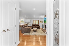 Smart TV, fireplace, table football, books - MTN VIEWS • GAME ROOM • SLEEPS 8 •
5 MINS TO DOLLYWOOD/PARKWAY (Sevierville)