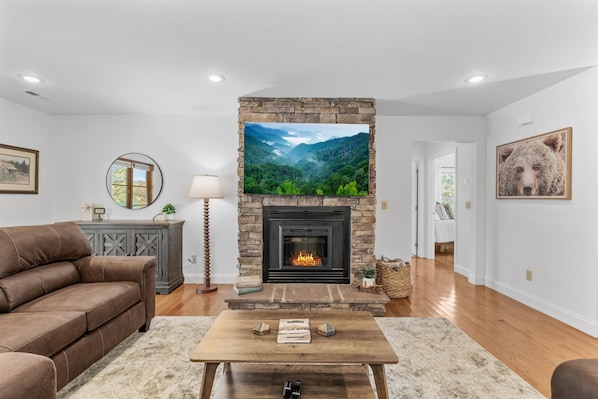 Smart TV, fireplace, table football, books - MTN VIEWS • GAME ROOM • SLEEPS 8 •
5 MINS TO DOLLYWOOD/PARKWAY (Sevierville)