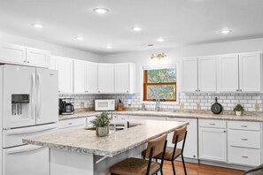 Fridge, microwave, oven, stovetop - MTN VIEWS • GAME ROOM • SLEEPS 8 •
5 MINS TO DOLLYWOOD/PARKWAY (Sevierville)