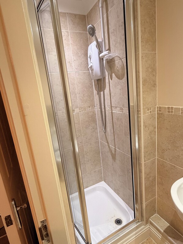 Hair dryer, towels, soap, toilet paper - Nice Ensuite in Reading (Reading)