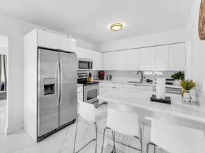 Geladeira, micro-ondas, fogão, cooktop