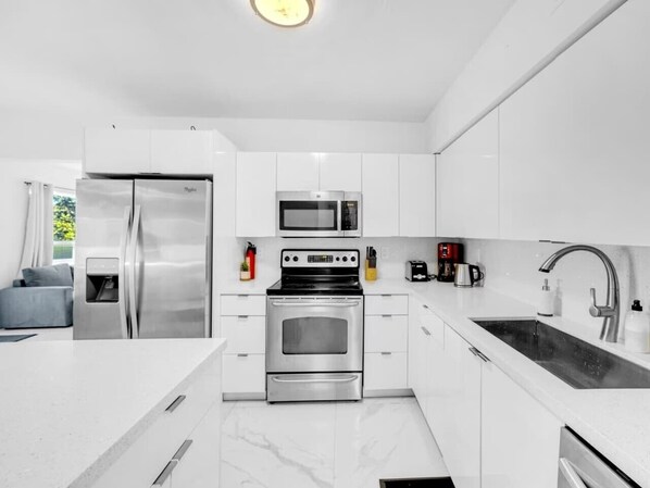 Refrigerador, microondas, horno, placa de cocina