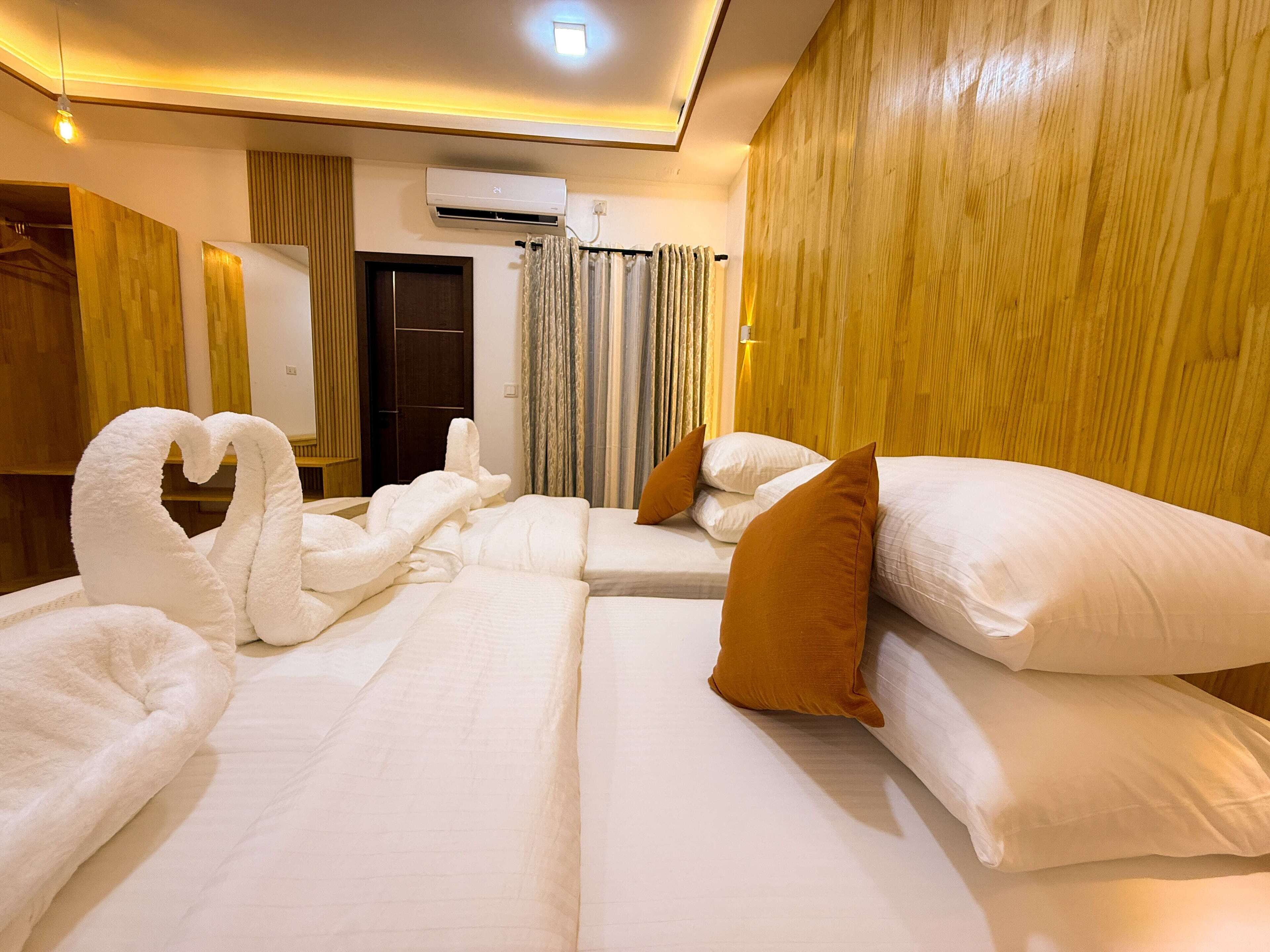 Chambre Deluxe Double ou avec lits jumeaux, balcon, vue ville | Bureau, fer et planche à repasser, Wi-Fi gratuit