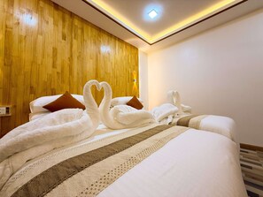 Quarto casal ou duplo luxo, sacada, vista para a cidade | Escrivaninha, ferros/tábuas de passar roupa, Wi-Fi de cortesia