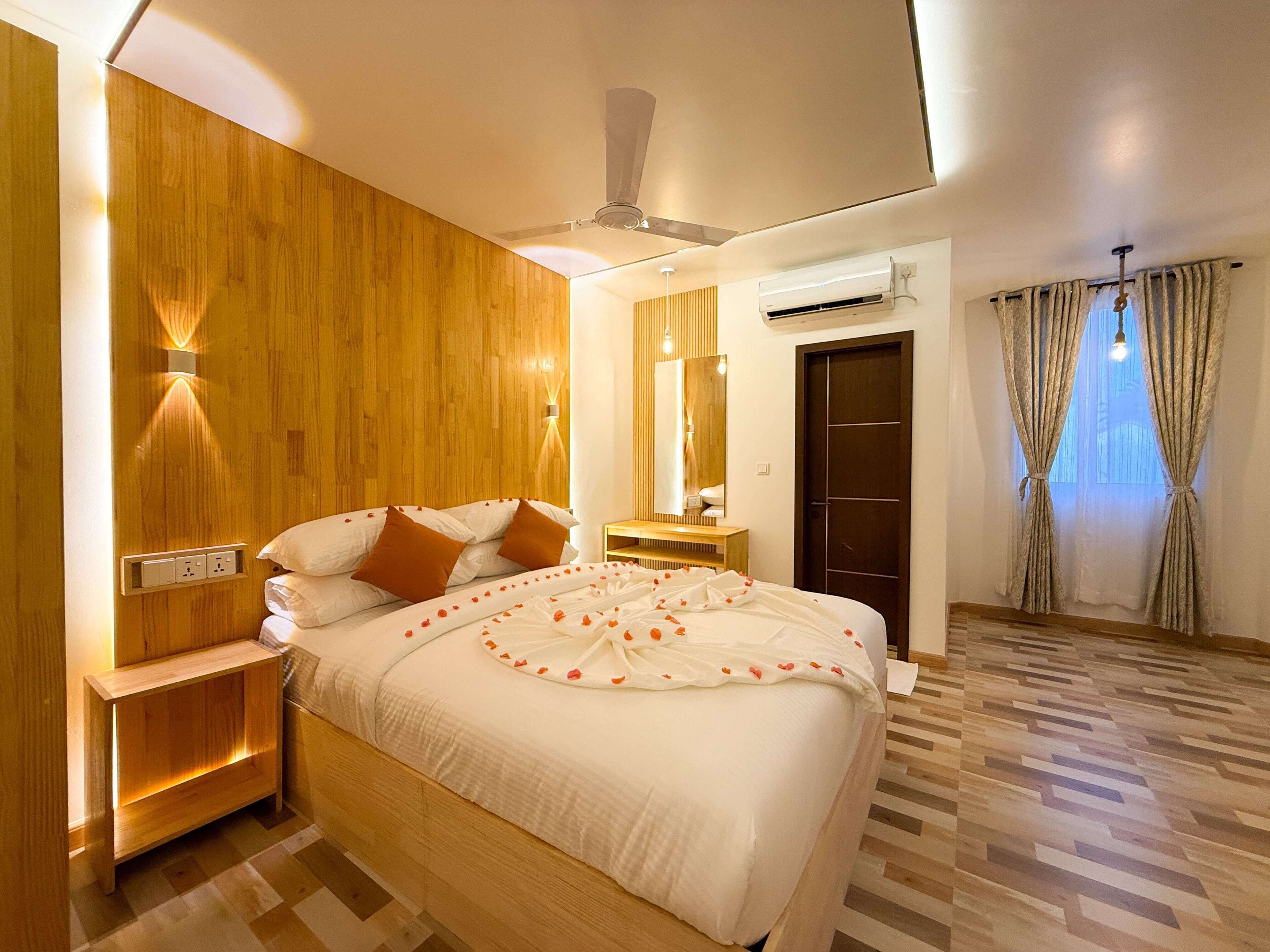 Habitación doble Deluxe, vista al mar | Escritorio, tabla de planchar con plancha y wifi gratis 