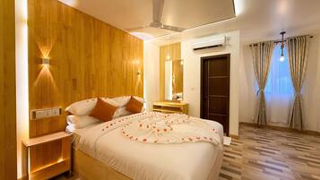 Deluxe Double Room, Sea View | Desk, iron/ironing board, free WiFi