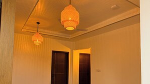 En gang med to trædøre og en hængende lampe.