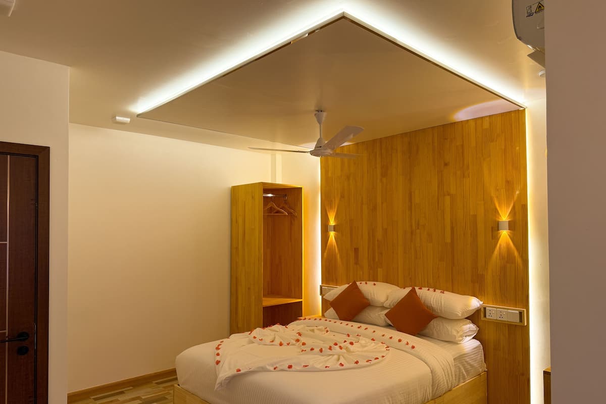 مكتب ومكواة/لوح كي وواي فاي مجانًا