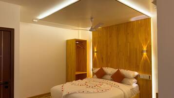 Desk, iron/ironing board, free WiFi