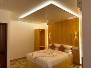 Deluxe-Doppelzimmer, Meerblick | Schreibtisch, Bügeleisen/Bügelbrett, kostenloses WLAN