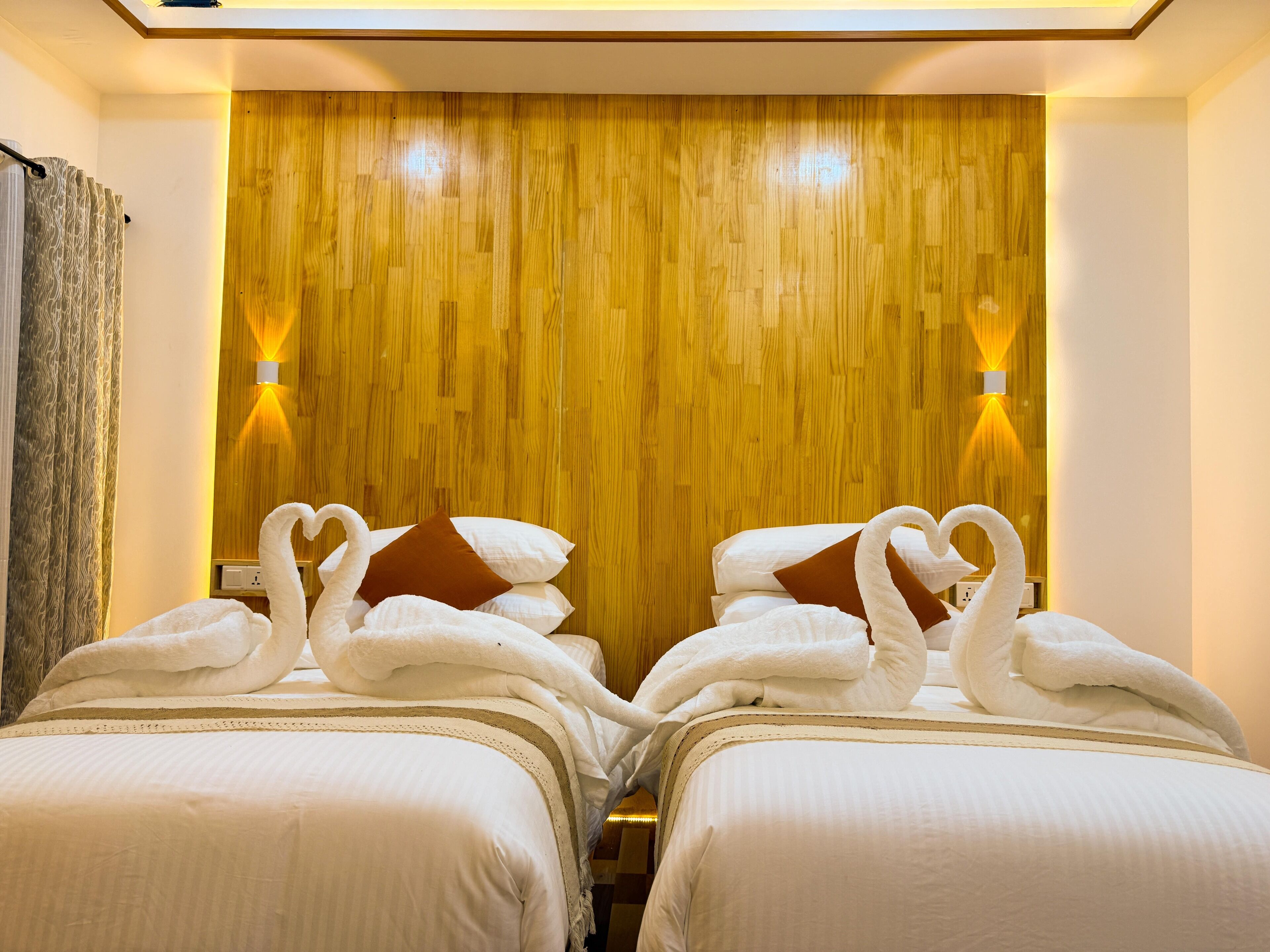 Habitación Deluxe con 1 cama matrimonial o 2 individuales, balcón, vista a la ciudad | Escritorio, tabla de planchar con plancha y wifi gratis 