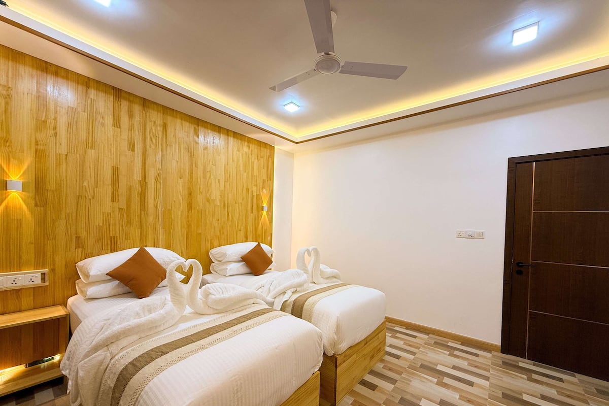 مكتب ومكواة/لوح كي وواي فاي مجانًا