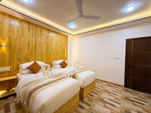 Deluxe-Doppel- oder -Zweibettzimmer, Balkon, Stadtblick | Schreibtisch, Bügeleisen/Bügelbrett, kostenloses WLAN