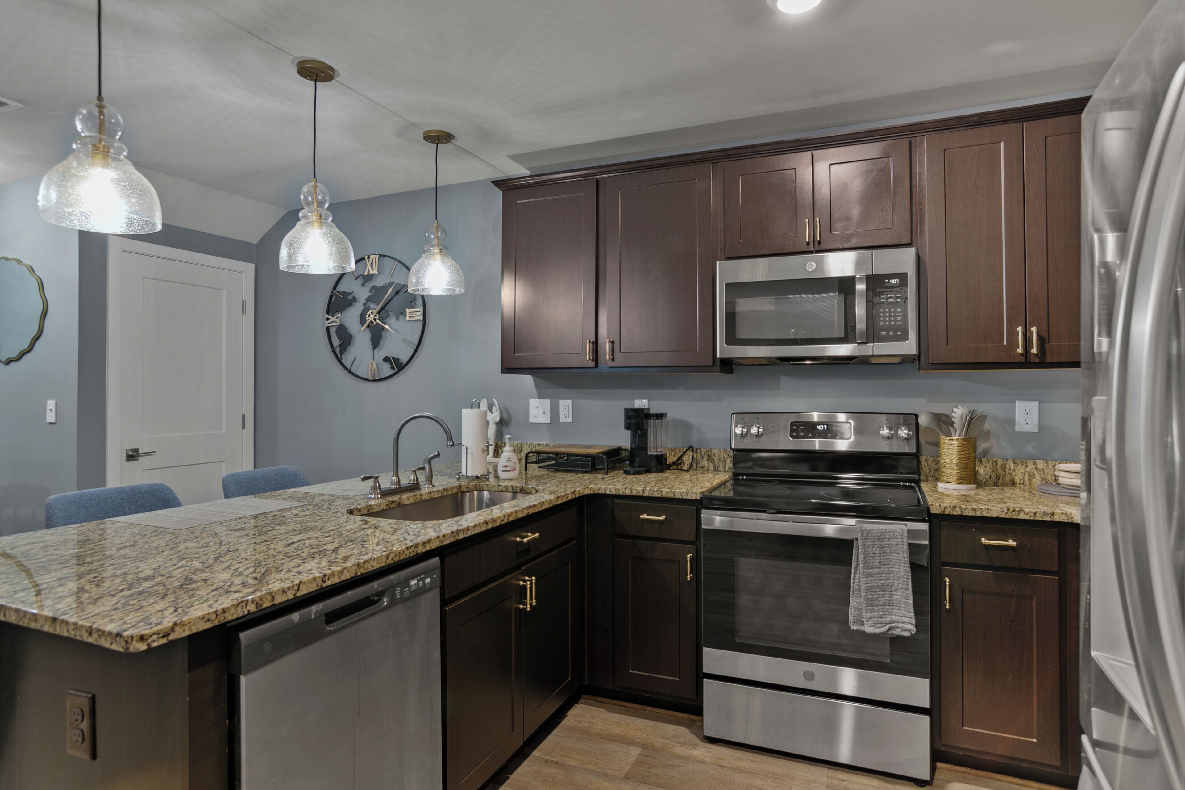 Mikrobølgeovn, ovn, kokeplater og oppvaskmaskin