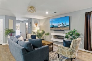 Televisión y chimenea