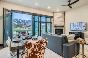 Televisión y chimenea