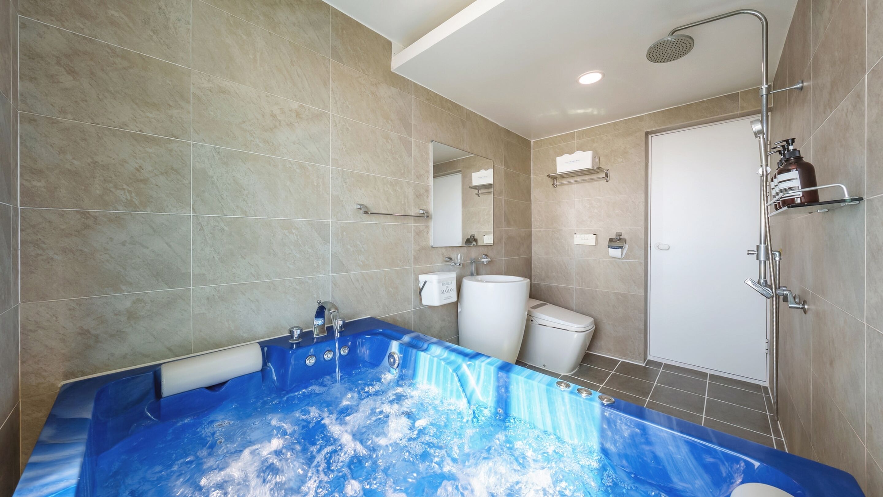 A modern bathroom with a large bathtub, a toilet, and a shower area.