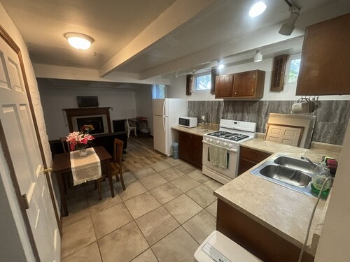 Charming lower-level suite close to ISU & downtown