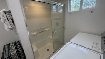 Douche, sĂšche-cheveux, serviettes fournies, savon