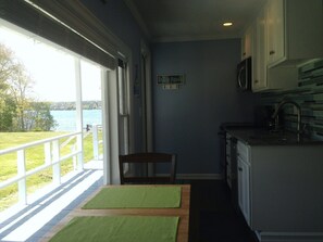 Private kitchen - Fantastic studio with AC in charming East Boothbay (East Boothbay)