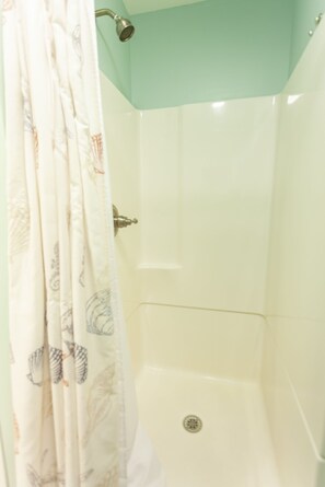 Secadora de cabello, toallas, jabón, papel de baño 