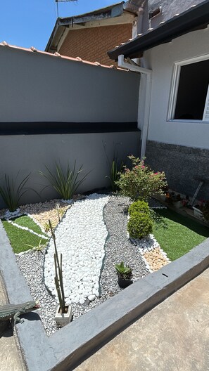 Property grounds - House with pool in Caraguatatuba (Caraguatatuba)