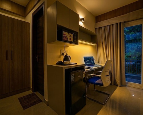 SkyLuxuria Hotel & Service Apartments 