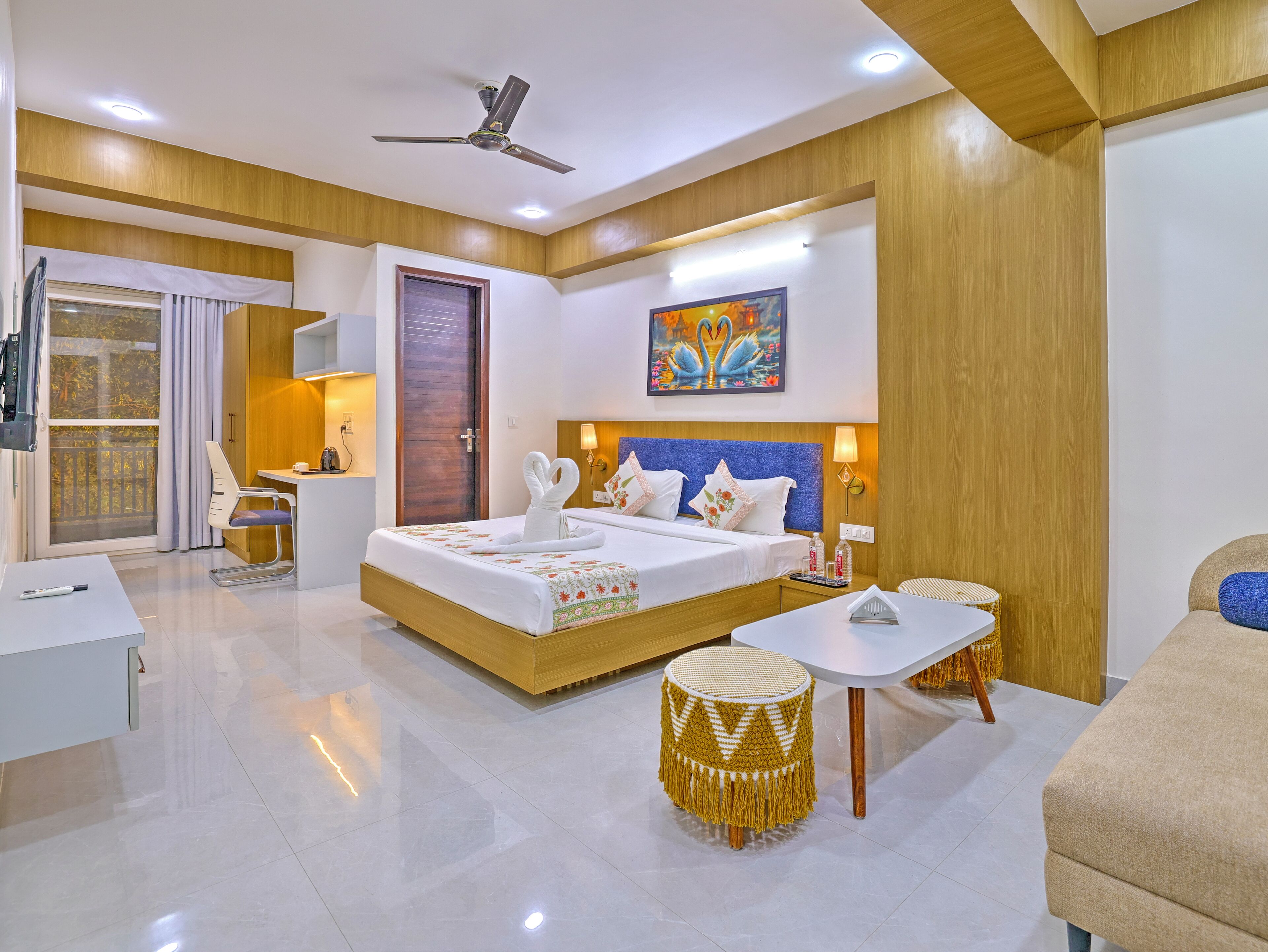 Executive Studio, Balcony, City View | Laptop workspace, blackout drapes, soundproofing, iron/ironing board