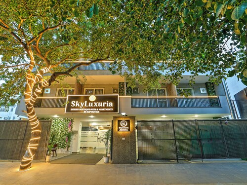 SkyLuxuria Hotel & Service Apartments 