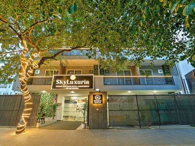 SkyLuxuria Hotel & Service Apartments 