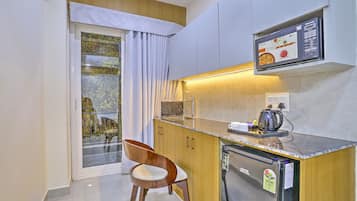 Studiosuite, 1 King-Bett, Balkon, Stadtblick | Verdunkelungsvorhänge, schallisolierte Zimmer, Bügeleisen/Bügelbrett