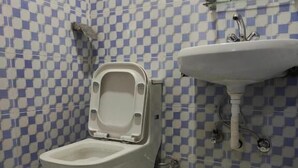 Ein Badezimmer mit Toilette und Waschbecken.