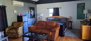 1 bedroom, iron/ironing board, free WiFi, bed sheets - Art Under the Oaks Bed and Breakfast (Valrico)