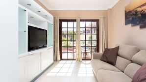 Smart TV - Home2Book Sea & Pool Apartment Costa del Silencio (Costa del Silencio)