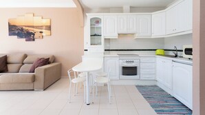 Coffee/tea maker, microwave, oven, stovetop - Home2Book Sea & Pool Apartment Costa del Silencio (Costa del Silencio)