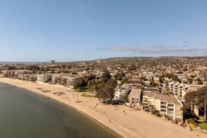 On the beach - Beachfront home with beachfront dining and private parking! (San Diego)