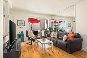Smart TV - Beachfront home with beachfront dining and private parking! (San Diego)
