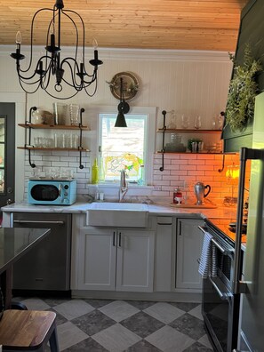 Fridge, microwave, oven, stovetop - 4 Season Lake House Retreat with Lake Access and All the Amenities You Need  (Ortonville)