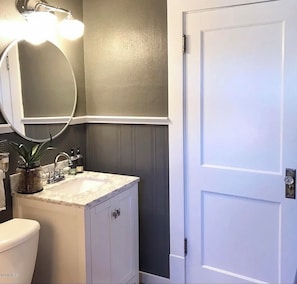 Towels, soap, shampoo, toilet paper - 4 Season Lake House Retreat with Lake Access and All the Amenities You Need  (Ortonville)