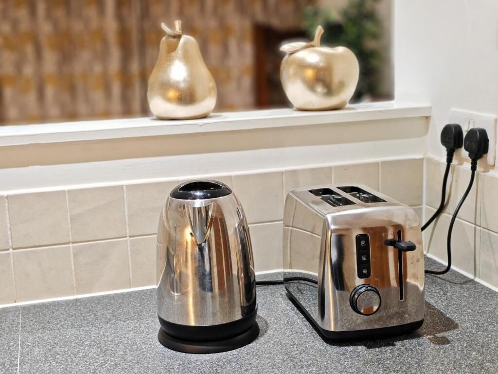 Eine Küchenarbeitsplatte mit Wasserkocher und Toaster.