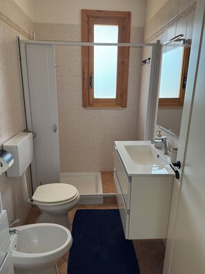 Doccia, asciugacapelli, bidet, asciugamani