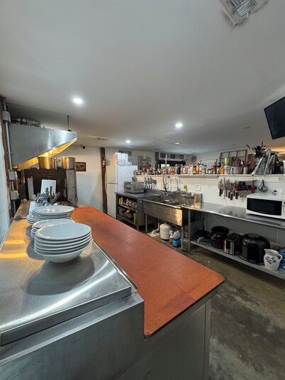 The cowboy Compound. 4-bedroom house in terrific Winfield with AC