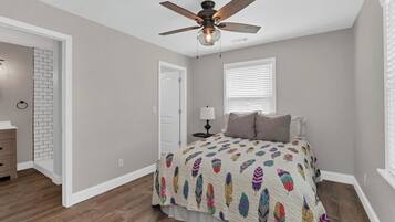 4 bedrooms, iron/ironing board, WiFi, bed sheets