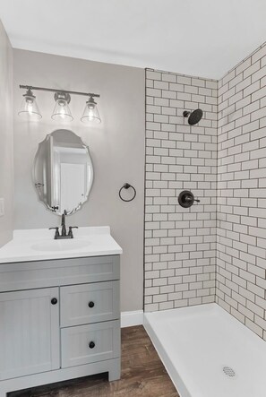 Shower, hair dryer, towels, soap - The cowboy Compound. 4-bedroom house in terrific Winfield with AC (Winfield)