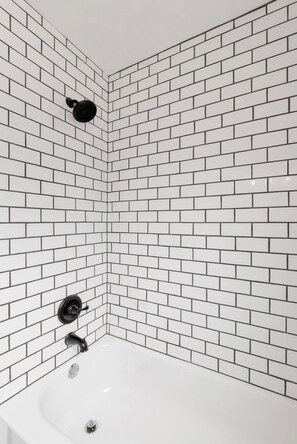 Shower, hair dryer, towels, soap - The cowboy Compound. 4-bedroom house in terrific Winfield with AC (Winfield)